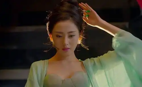 没想到张天爱有这些照片化浓妆面容发光认不出,曾超像张柏芝