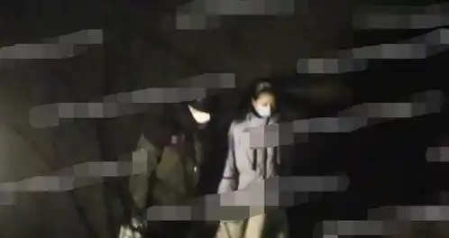 恋情曝光张晚意与神秘女挽手回公寓关系亲密
