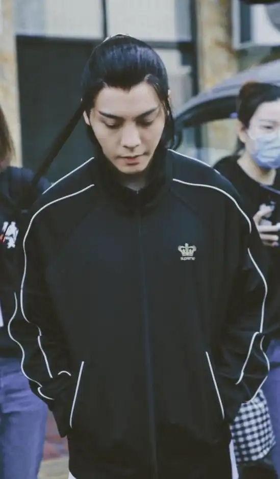 斛珠夫人开机照杨幂发际线堪忧,陈伟霆穿白衣颜值暴击
