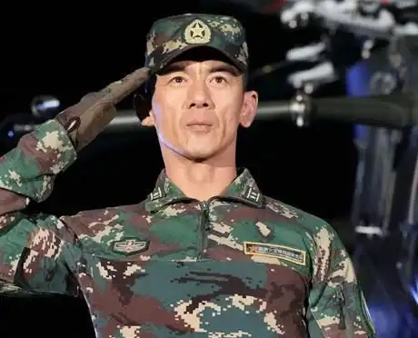 曾是郑伊健保镖,最穷时妻子嫁给他,走红后对妻子不离不弃
