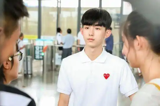 高中欠你一个钱三一听听荧屏校草郭俊辰怎么说
