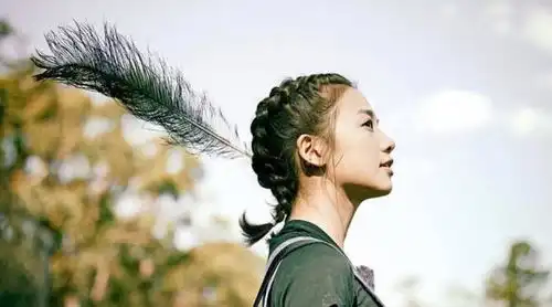 16岁出道被母亲当作提款机,公司强迫其整容,如今31岁成何炅的小公主
