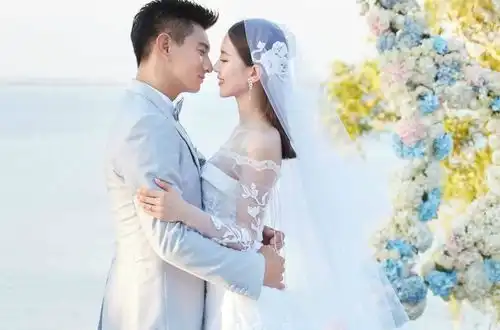 刘诗诗吴奇隆深夜牵手逛商场,打扮低调,遇美食却走不动道
