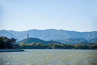 北京颐和园昆明湖畔眺望玉泉山
