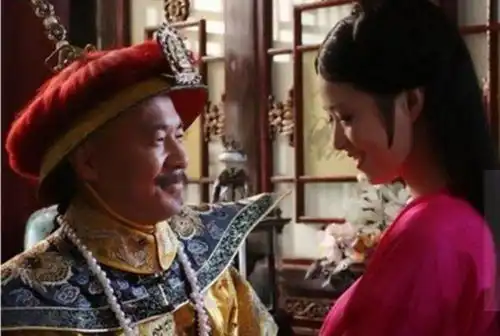 甄嬛传中皇上为何对如此卑贱她百依百顺是真心爱她还是有目的
