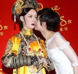 粉丝们太疯狂了吧,把鹿晗的蜡像亲掉色了,张柏芝的更是不忍直视