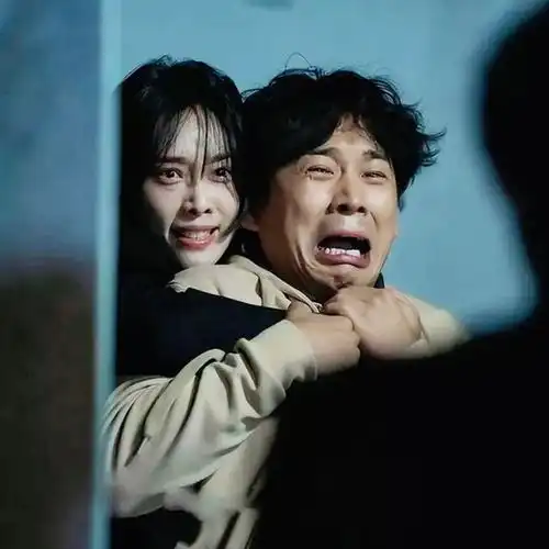 黑暗荣耀中疯批病态恶女李莎拉的扮演者金赫拉
