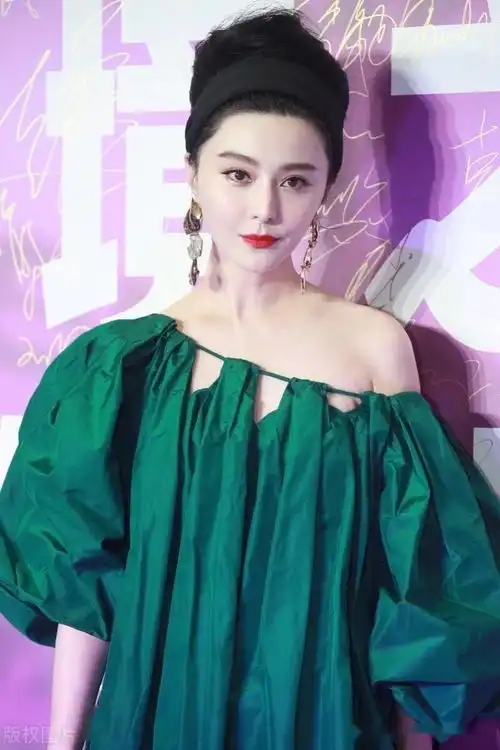 范冰冰出席活动一袭绿色直筒裙惊艳众人
