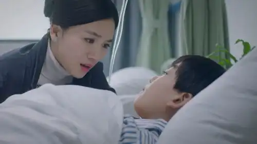 儿子病重进了医院,却是他私自减少药量,只为给破产妈妈减轻负担
