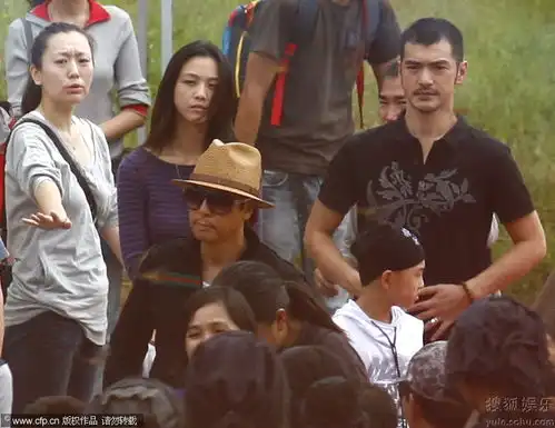 汤唯穿雨靴现身武侠剧组金城武甄子丹到场