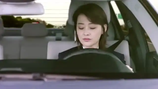 陪读妈妈罗盼出事了,梅婷着急慌忙开车去机场,扬言要去温哥华