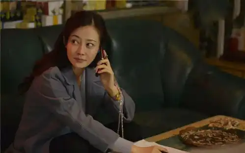 高贵妃一人现身机场,网友素颜没了霸气,也没了颜值
