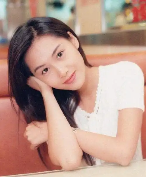 与周星驰相恋多年,和郭富城郎才女貌,朱茵为何选择了黄贯中