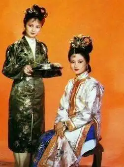 平儿告诉袭人月钱晚发原因,又凭借人气爆棚将此事压下,其目的何在
