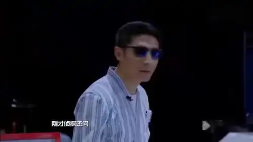 明星大侦探撒老师竟然在整形医院里当起了患者,还飘来飘去的,把何老师吓坏啦