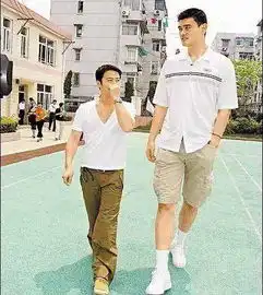 盘点明星同台化解身高尴尬方式,陈奕迅最搞笑