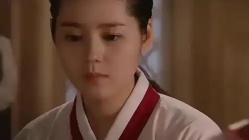 拥抱太阳的月亮王目不转睛的看着烟雨,问她是否在等某个人,烟雨愣住了
