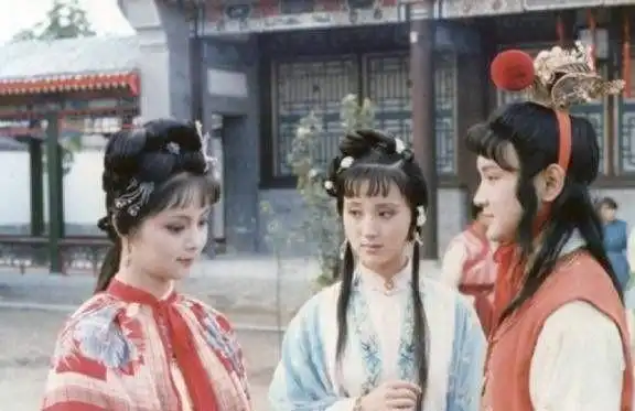 红楼梦宝玉娶宝钗,再努力的女人也最终败给了婚姻