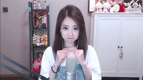 来自91年阿姨的冯式撒娇,抿嘴咬嘴唇,请收下这波甜蜜暴击
