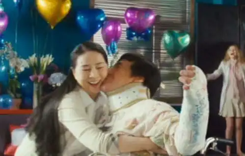 林凤娇罕见露面慈善活动,66岁依旧风韵犹存,现场却未与成龙同框
