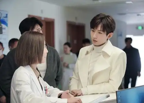 成毅新剧公布剧照,傅云深坐轮椅,剧组却因粉丝聚集而无法拍摄
