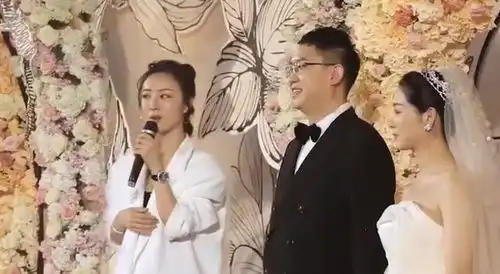 薇娅经纪人大婚,夫妻俩担任证婚人出席,薇娅穿着低调不抢风头
