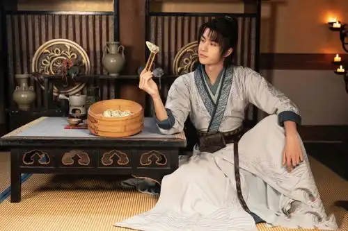 赵丽颖王一博新剧照曝光红白造型cp感足,手中物品在暗暗发糖
