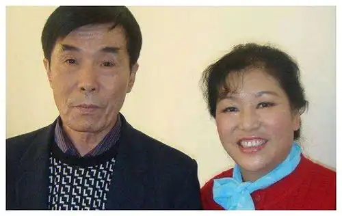 他是国家一级演员,父亲出轨情人去世,母亲却让他披麻戴孝
