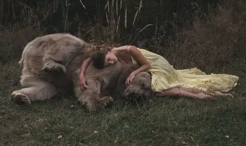 不用ps不加特效,俄罗斯美女与野兽拍大片
