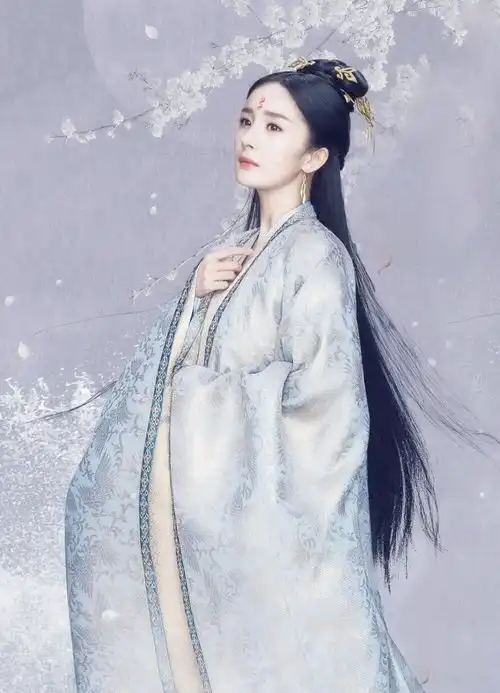 斛珠夫人官方发剧照为杨幂庆生,她手捧小白兔,笑容清纯甜美
