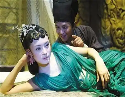 怀孕也要拍戏的明星宝妈,穿高跟鞋,裹腹,雨中拍戏,真的太拼命了