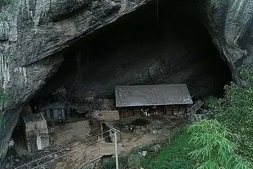 老夫妻蜗居山洞生4子女,供出2个大学生不愿搬离,爱在山洞看电视
