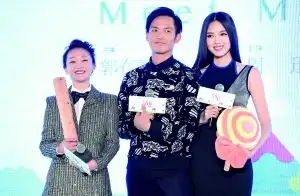 锋菲恋曝光后首亮相王菲玩快闪惜字如金
