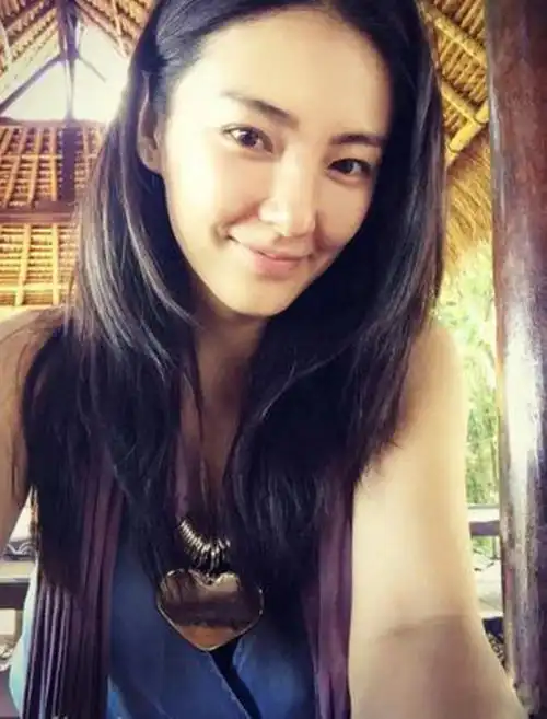 张雨绮的这双鞋全靠绳子撑起来,网友脚不好看的人,还真不敢穿