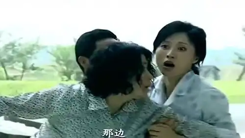 悠悠寸草心继女和亲生女掉进水,亲妈却只顾救继女,亲生女完了