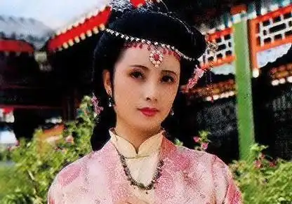 从秦可卿的奢华卧室,看身世,她或是贾府身份最尊贵的人