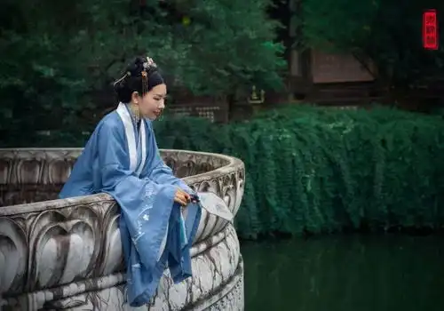 木棉道华服打卡古刹余音绕,禅房花木深