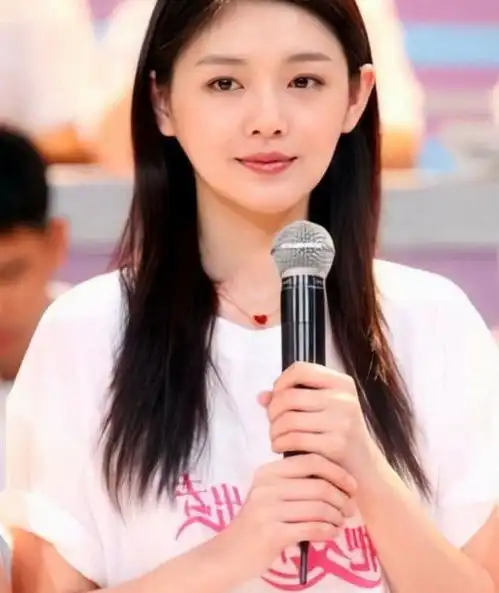 还说大s减肥成功廓形装穿出梨型身材,一副大妈模样谁认得