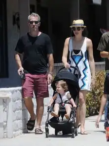 组图盖尔加朵一家三口甜蜜同框女儿金发碧眼萌度爆表