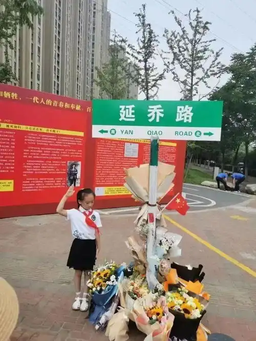 眼泪破防这块路牌下一片花海
