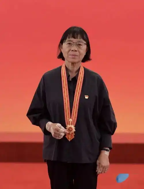 奋斗百年路启航新征程七一勋章获得者校长妈妈张桂梅燃烧自己点亮梦想