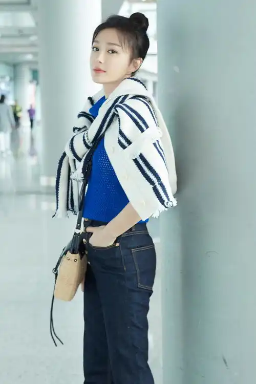 秦岚宝蓝色毛衣搭配高腰牛仔裤高挑帅气休闲感十足