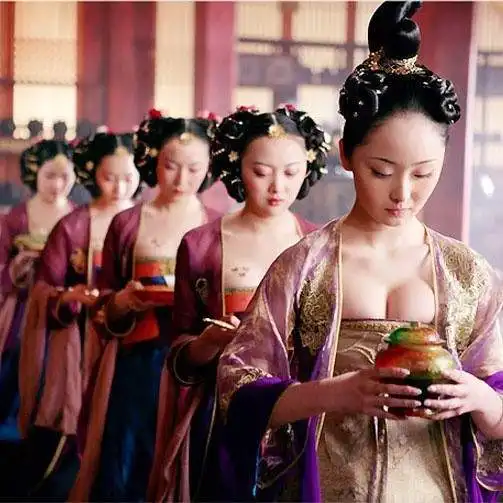 张艺谋满城尽带黄金甲,当年电影中到底动用了多少群演
