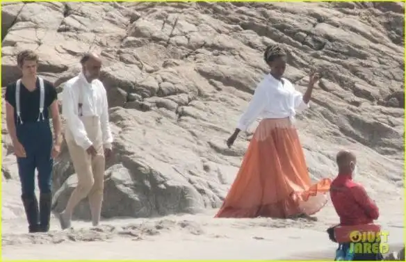 小美人鱼剧组爆发疫情新片场照王子湿身亮相