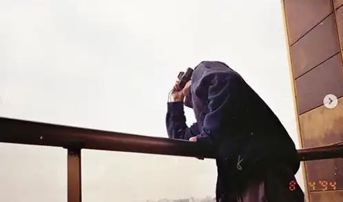 易烊千玺拍摄复古照片,穿越回1994年,妹妹张子枫点赞
