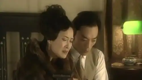 二太太背着老爷去见男人,没想到这男人也不是好东西,气得撕床单
