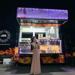 iu好人缘连收暖心咖啡车着礼服裙晒照秒变长腿模特