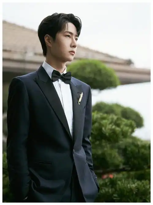 王一博跨年舞台造型曝光,黑色笔挺西装帅气十足