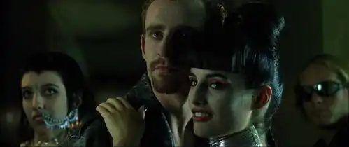 黑客帝国4来了基努里维斯躺浴缸头顶小鸭子,3分钟画面全是细节