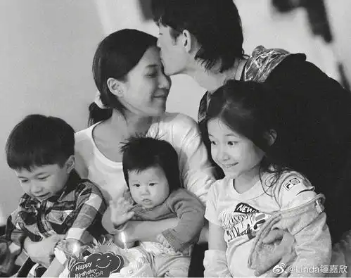 钟嘉欣一家越南度假父母长相曝光俩女儿很美